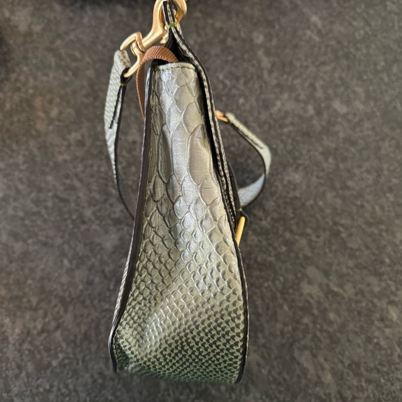 DOONEY & BOURKE NORTH/SOUTH REESE SHOULDER BAG IN METAL GREEN , RED INTERIOR - Picture 7 of 17